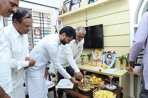 ಚಿಕ್ಕಮಗಳೂರಿನ ಕಡೂರು ನಿವಾಸದಲ್ಲಿ ಆಯೋಜಿಸಲಾಗಿದ್ದ ಅಂಬೇಡ್ಕರ್‌ ಹಾಗೂ ಬಸವ ಜಯಂತ್ರಿ ಕಾರ್ಯಕ್ರಮವನ್ನು ಎಂಎಲ್‌ಸಿ ಸಿ.ಟಿ.ರವಿ ಅವರು ಅಂಬೇಡ್ಕರ್‌ ಹಾಗೂ ಬಸವಣ್ಣನವರ ಭಾವಚಿತ್ರಕ್ಕೆ ಪುಷ್ಪಾರ್ಚನೆ ಮಾಡುವ ಮೂಲಕ ಉದ್ಘಾಟಿಸಿದರು.