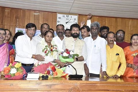ಚಿಕ್ಕಮಗಳೂರು ನಗರಸಭೆ ಅಧ್ಯಕ್ಷರಾಗಿ ಆಯ್ಕೆಯಾದ ಭವ್ಯಾ ಮಂಜುನಾಥ್ ಅವರನ್ನು ಸಂಸದ ಕೋಟ ಶ್ರೀನಿವಾಸ ಪೂಜಾರಿ, ಎಂಎಲ್‌ಸಿಗಳಾದ ಸಿ.ಟಿ.ರವಿ, ಎಸ್.ಎಲ್.ಭೋಜೇಗೌಡ, ಪ್ರಮುಖರಾದ ಎಂ.ಆರ್.ದೇವರಾಜ ಶೆಟ್ಟಿ, ಕೆ.ಎಸ್.ಪುಷ್ಪರಾಜ್, ವರಸಿದ್ಧಿ ವೇಣುಗೋಪಾಲ್, ಮಧುಕುಮಾರ್ ರಾಜ್ ಅರಸ್ ಮತ್ತಿತರರು ಅಭಿನಂದಿಸಿದರು.