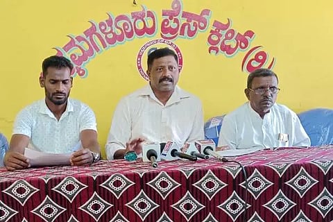 ಚಿಕ್ಕಮಗಳೂರಿನಲ್ಲಿ ಸುದ್ದಿಗೋಷ್ಠೀಯಲ್ಲಿ ಡಿಎಸ್ಎಸ್ ಮುಖಂಡ ದಂಟರಮಕ್ಕಿ ಶ್ರೀನಿವಾಸ್ ಮಾತನಾಡಿದರು.