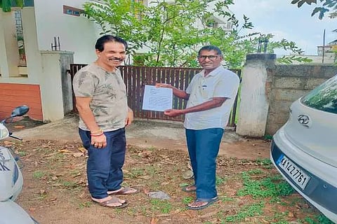 ಚಿಕ್ಕಮಗಳೂರು ನಗರ ಬಿಜೆಪಿ ಅಧ್ಯಕ್ಷ ಕೆ.ಎಸ್.ಪುಷ್ಪರಾಜ್ ಅವರಿಗೆ ಬಿಜೆಪಿ ಮುಖಂಡ ಕೋಟೆ ಕೃಷ್ಣ ತಮ್ಮ ಬಿಜೆಪಿ ಸದಸ್ಯತ್ವ ಸ್ಥಾನಕ್ಕೆ ರಾಜೀನಾಮೆ ಸಲ್ಲಿಸಿದರು.