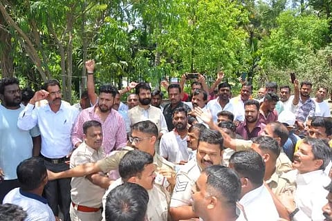 ಚಿಕ್ಕಮಗಳೂರು ಹೊರವಲಯದ ರಾಂಪುರ ಬಳಿ ಸಿ.ಟಿ.ರವಿ, ಬಿಜೆಪಿ ಹಾಗೂ ಕಾಂಗ್ರೆಸ್ ಕಾರ್ಯಕರ್ತರ ನಡುವೆ ನಡೆದ ನೂಕಾಟ, ತಳ್ಳಾಟ ತಡೆಯಲು ಪ್ರಯತ್ನಿಸುತ್ತಿರುವ ಪೊಲೀಸರು.