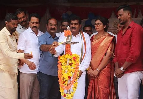 ಚಿಕ್ಕಮಗಳೂರು ವಿಧಾನಸಭಾ ಕ್ಷೇತ್ರ ವ್ಯಾಪ್ತಿಯ ದೇವನೂರು ಸರ್ಕಾರಿ ಶಾಲೆಯಲ್ಲಿ ಸುಮಾರು ೫೦ ಲಕ್ಷ ರು. ವೆಚ್ಚದಲ್ಲಿ ನಿರ್ಮಾಣ ಮಾಡಲಾಗಿರುವ ಶಾಲಾ ಕೊಠಡಿಗಳು ಹಾಗೂ ಶೌಚಗೃಹಗಳನ್ನು ಶಾಸಕ ಎಚ್‌.ಡಿ.ತಮ್ಮಯ್ಯ ಉದ್ಘಾಟಿಸಿದರು. ಎ.ಎನ್‌.ಮಹೇಶ್, ಎಚ್.ಪಿ.ಮಂಜೇಗೌಡ, ದೀಪಾ ದಕ್ಷಿಣಾಮೂರ್ತಿ, ರವಿಕುಮಾರ್, ಎಚ್‌.ಎಸ್‌.ಮಹಾಲಿಂಗಪ್ಪ ಮತ್ತಿತರರಿದ್ದರು.