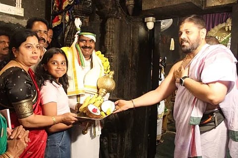 ಚಿಕ್ಕಮಗಳೂರು ಶಾಸಕ ಎಚ್‌.ಡಿ.ತಮ್ಮಯ್ಯ ಅವರು ಜನ್ಮದಿನದ ಅಂಗವಾಗಿ ಹಿರೇಮಗಳೂರಿನ ಶ್ರೀಕೋದಂಡರಾಮಚಂದ್ರ ದೇವಾಲಯಕ್ಕೆ ತೆರಳಿ ವಿಶೇಷ ಪೂಜೆ ಸಲ್ಲಿಸಿದರು.