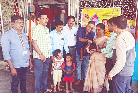 ಹೂವಿನಹಡಗಲಿಯಲ್ಲಿ ಪೋಲಿಯೋ ಅಭಿಯಾನಕ್ಕೆ ತಾಲೂಕು ಆರೋಗ್ಯಾಧಿಕಾರಿ ಡಾ.ಅಶೋಕ ಚಾಲನೆ ನೀಡಿದರು. 