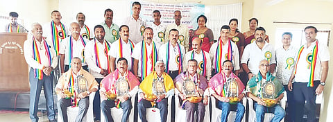 ಕಾನೂರು ಸಹಕಾರ ಸಂಘದ ಸಭಾಂಗಣದಲ್ಲಿ ಆಯೋಜಿಸಿದ್ದ ಅಖಿಲ ಭಾರತ ಸಹಕಾರ ಸಪ್ತಾಹದ 5ನೇ ದಿನದ ಕಾರ್ಯಕ್ರಮದಲ್ಲಿ ಹಿರಿಯ ಸಹಕಾರಿಗಳನ್ನು ಸನ್ಮಾನಿಸಲಾಯಿತು. ಪಳೆಯಂಡ ಯು.ರಾಬಿನ್ ದೇವಯ್ಯ, ದಂಡೇರ ಪಿ.ಗಣಪತಿ, ಕಾಡ್ಯಮಾಡ ಎಸ್.ಭರತ್ ಇತರರು ಇದ್ದರು.