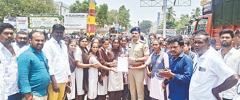 ಯುವತಿಗೆ ವಂಚಿಸಿದ ಶಿಕ್ಷಕ ಬಸವರಾಜ ಕಟ್ಟಿಮನಿ ವಿರುದ್ಧ ಕಾನೂನು ಕ್ರಮಕ್ಕೆ ಆಗ್ರಹಿಸಿ ಎಸ್‌ಎ್ಐ ತಾಲೂಕು ಸಮಿತಿ ಸದಸ್ಯರು ಗಂಗಾವತಿ ನಗರ ಪಿಐ ಪ್ರಕಾಶ ಮಾಳಿಗೆ ಮಂಗಳವಾರ ಮನವಿ ಸಲ್ಲಿಸಿದರು. ಸಮಿತಿ ಜಿಲ್ಲಾಧ್ಯಕ್ಷ ಶಿವಕುಮಾರ ಈಚನಾಳ್, ವಿವಿಧ ಸಂಘಟನೆ ಪದಾಧಿಕಾರಿಗಳಾದ ಬಿ.ಗ್ಯಾನೇಶ ಕಡಗದ್, ಎಂ.ಬಸವರಾಜ, ಬಾಳಪ್ಪ ಹುಲಿಹೈದರ್, ಮುತ್ತಣ್ಣ, ನಿರುಪಾದಿ ಬೆಣಕಲ್, ಮಂಜುನಾಥ ಡಗ್ಗಿ ಇತರರಿದ್ದರು.