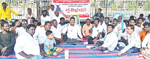 ಮಾಸಾಶನ ಹೆಚ್ಚಳಕ್ಕೆ ಆಗ್ರಹಿಸಿ ರಾಜ್ಯ ಅಂಗವಿಕಲರ ಹಾಗೂ ಒಕ್ಕೂಟದ ತಾಲೂಕು ಸಮಿತಿ ಸದಸ್ಯರು ಗಂಗಾವತಿ ಶ್ರೀ ಬಸವೇಶ್ವರ ಪ್ರತಿಮೆ ಬಳಿ ಗುರುವಾರ ಪ್ರತಿಭಟನೆ ನಡೆಸಿದರು. ಒಕ್ಕೂಟದ ತಾಲೂಕಾಧ್ಯಕ್ಷ ಬಸವರಾಜ ಗೋನಾಳ್, ಪದಾಧಿಕಾರಿಗಳಾದ ಯಲ್ಲಪ್ಪ ವಡ್ಡರಹಟ್ಟಿ, ಡಾ.ಅಶೋಕ ಡಂಬರ್, ರಾಘವೇಂದ್ರ ಸಿದ್ದಿಕೇರಿ ಇತರರಿದ್ದರು.