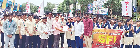 ಶಿಕ್ಷಣ ತಜ್ಞ ಸೋನಂ ವಾಂಗ್ಚುಕ್ ಬಂಧನ ಖಂಡಿಸಿ ಎಸ್‌ಎ್ಐ ತಾಲೂಕು ಸಮಿತಿ ಸದಸ್ಯರು ಗಂಗಾವತಿ ಶ್ರೀಕೃಷ್ಣದೇವರಾಯ ವೃತ್ತದಲ್ಲಿ ಮಂಗಳವಾರ ಪ್ರತಿಭಟನೆ ನಡೆಸಿ ಶಿರಸ್ತೇದಾರ್ ಪ್ರಕಾಶನಾಯ್ಕಗೆ ಮನವಿ ಸಲ್ಲಿಸಿದರು. ಸಮಿತಿ ಜಿಲ್ಲಾ ಕಾರ್ಯದರ್ಶಿ ಬಾಲಾಜಿ ಚಳ್ಳಾರಿ, ತಾಲೂಕಾಧ್ಯಕ್ಷ ಯು.ನಾಗರಾಜ್, ಪದಾಧಿಕಾರಿಗಳಾದ ಎಂ.ಪಿ.ಶರ್ೀ, ದರ್ಶನ ಹೊಸ್ಕೇರಾ, ಸದಸ್ಯರಾದ ಉಷಾ, ಪಾರ್ವತಿ, ನಂದಿತಾ ಇತರರಿದ್ದರು.