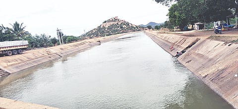 ಗಂಗಾವತಿ ತಾಲೂಕಿನ ದಾಸನಾಳದ ತುಂಗಭದ್ರಾ ಎಡದಂಡೆ ಕಾಲುವೆಗೆ ನೀರು ಹರಿಸಿರುವುದು.