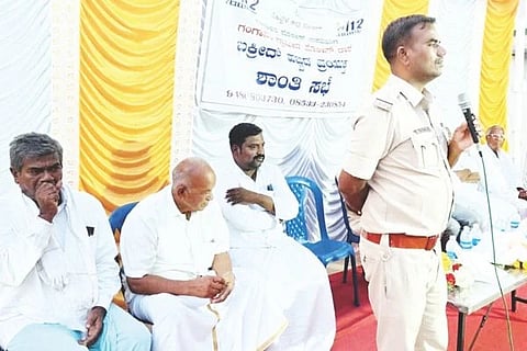 ಗಂಗಾವತಿ ತಾಲೂಕಿನ ಬಸಾಪಟ್ಟಣದಲ್ಲಿ ಬಕ್ರೀದ್ ಹಬ್ಬದ ನಿಮಿತ್ತ ಹಮ್ಮಿಕೊಂಡಿದ್ದ ಶಾಂತಿ ಸಭೆಯಲ್ಲಿ ಪಿಐ ರಂಗಪ್ಪ ಎಚ್.ದೊಡ್ಮನಿ ಗುರುವಾರ ಮಾತನಾಡಿದರು. ಹಾಲುಮತ ಸಮಾಜದ ಪೀಠಾಧಿಪತಿಗಳಾದ ಸಿದ್ದರಾಮಯ್ಯ ಗುರುವಿನ್, ಸಿದ್ದಯ್ಯ ಗುರುವಿನ್, ದಳಪತಿ ಮಹ್ಮದ್‌ಸಾಬ್, ಎಪಿಎಂಸಿ ಮಾಜಿ ಸದಸ್ಯ ಸಣ್ಣಕ್ಕಿ ನೀಲಪ್ಪ ಇತರರಿದ್ದರು.