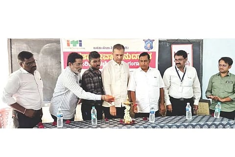 ಗಂಗಾವತಿ ಜೆಎಸ್‌ಇಎಸ್‌ನ ಜನತಾ ಸೇವಾ ತರಬೇತಿ ಕೇಂದ್ರದಲ್ಲಿ ಹಮ್ಮಿಕೊಂಡಿದ್ದ ಕ್ಯಾಂಪಸ್ ಸಂದರ್ಶನ ಕಾರ್ಯಕ್ರಮವನ್ನು ಸಂಸ್ಥೆ ಅಧ್ಯಕ್ಷ ನರೇಶ ಮೂಥಾ ಉದ್ಘಾಟಿಸಿದರು. ಉಪಾಧ್ಯಕ್ಷ ಹಸನ್ ಮಹ್ಮದ್ ಸೊನ್ನೆಖಾನ್, ಪ್ರಭಾರ ಪ್ರಾಚಾರ್ಯ ಹನುಮೇಶ ಇತರರಿದ್ದರು.