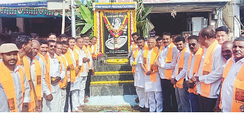 ಗಂಗಾವತಿ ಅಂಬಿಗರ ಚೌಡಯ್ಯ ವೃತ್ತದಲ್ಲಿ ನಿಜಶರಣ ಅಂಬಿಗರ ಚೌಡಯ್ಯ ಜಯಂತಿ ಆಚರಿಸಲಾಯಿತು. ಮಾಜಿ ಶಾಸಕ ಪರಣ್ಣಮುನವಳ್ಳಿ, ಮಾಜಿ ಸಂಸದ ಎಸ್.ಶಿವರಾಮನಗೌಡ, ಮಾಜಿ ಎಂಎಲ್ಸಿ ಎಚ್.ಆರ್.ಶ್ರೀನಾಥ ಇತರರಿದ್ದರು.