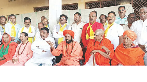 ಈಡಿಗ ಸಮಾಜದ ಅಭಿವೃದ್ಧಿಗೆ ಹಮ್ಮಿಕೊಂಡಿರುವ ಪಾದಯಾತ್ರೆ ನಿಮಿತ್ತ ಗಂಗಾವತಿ ತಾಲೂಕಿನ ಶ್ರೀರಾಮನಗರದ  ರಾಮಲಿಂಗೇಶ್ವರ ದೇವಾಲಯದಲ್ಲಿ ಸ್ಥಳೀಯ ಈಡಿಗ ಸಮುದಾಯದಿಂದ ಹಮ್ಮಿಕೊಂಡಿದ್ದ ಕಾರ್ಯಕ್ರಮದಲ್ಲಿ ಡಾ.ಪ್ರಣವಾನಂದ ಸ್ವಾಮೀಜಿ ಮಾತನಾಡಿದರು. ಮಾಜಿ ಎಂಎಲ್ಸಿ ಎಚ್.ಆರ್.ಶ್ರೀನಾಥ, ಪ್ರಮುಖರಾದ ಕೆ.ಸುಬ್ರಮಣ್ಯೇಶ್ವರರಾವ್, ಹರಿಬಾಬು, ಪಿಲ್ಲಿ ರಾಮಕೃಷ್ಣ ಇತರರಿದ್ದರು.