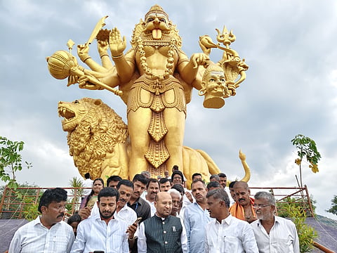 ಹಾರೋಹಳ್ಳಿ ತಾಲೂಕಿನ ಚಿಕ್ಕ ಕಲ್ಲು ಬಾಳು ಗ್ರಾಮದ ಸಿಂಧ್ಯಾನಗರ ಸಮೀಪದ ಮುನೇಶ್ವರ ಸ್ವಾಮಿ ದೇವಾಲಯದಲ್ಲಿ ಬೃಹತ್​ ಪ್ರತ್ಯಂಗಿರಾ ದೇವಿ ಮೂರ್ತಿ ಪ್ರತಿಷ್ಠಾಪನೆ ಕಾರ್ಯಕ್ರಮಲ್ಲಿ   ಶಾಸಕ ಇಕ್ಬಾಲ್​ ಹುಸೇನ್​, ಬ್ಲಾಕ್​ ಕಾಂಗ್ರೆಸ್​ ಅಧ್ಯ ಜೆಸಿಬಿ ಅಶೋಕ್​, ಜಿಪಂ ಮಾಜಿ ಸದಸ್ಯ ವೆಂಕಟೇಶ್​, ಮುಖಂಡರಾದ  ಪರಮೇಶ್​, ಪುಟ್ಟಸ್ವಾಮಿ, ನಂಜುಂಡಸ್ವಾಮಿ, ಸಾಮಂದಿ, ಚಾಮರಾಜು, ರವಿ, ಕುಮಾರ್​ ಸಿದ್ದಯ್ಯ, ಬಸವರಾಜು ರವಿಕುಮಾರ್​, ಕಾಂತರಾಜು, ರಾಜೇಶ್​, ಸವಿತಾ, ಪವಿತ್ರಾ ಇತರರು ಇದ್ದರು. 