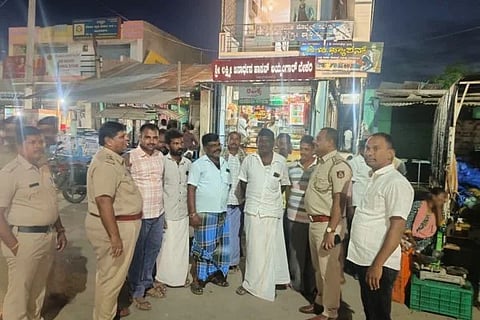 ಇಟ್ಟಿಗಿಯಲ್ಲಿ ಆಯೋಜಿಸಿದ್ದ ಪೊಲೀಸ್ ನಡಿಗೆ ಜಾಥಾ ವೇಳೆ  ಸಿಪಿಐ ಮಲ್ಲಪ್ಪ ಹೂಗಾರ್ ಸಾರ್ವಜನಿಕರ ಕುಂದು-ಕೊರತೆ ಆಲಿಸಿದರು. ಪಿಎಸ್‌ಐ ಜಿ.ಕೆ.ಅಬ್ಬಾಸ್, ತನಿಖೆ ಪಿಎಸ್‌ಐ ವಿಶ್ವೇಶ್ವರಯ್ಯ,  ಎಎಸ್‌ಐಗಳಾದ ಬಸವರಾಜ, ಮಂಜುನಾಥ  ಹಾಗೂ ಸಿಬ್ಬಂದಿ ಸಂಗಜ್ಜ, ಸತೀಶ, ಸುರೇಶ, ದುರುಗಪ್ಪ ಇತರರಿದ್ದರು.