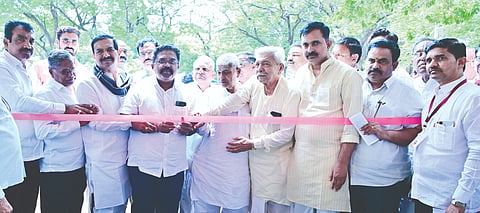 ಹುಣಸಗಿಯಲ್ಲಿ ಮಂಗಳವಾರ ಹಮ್ಮಿಕೊಂಡ ಉಚಿತ ನೇತ್ರ ತಪಾಸಣೆ ಶಿಬಿರವನ್ನು ತಾಲೂಕು ವೈದ್ಯಾಽಕಾರಿ ಡಾ.ರಾಜಾ ವೆಂಕಟಪ್ಪ ನಾಯಕ ಚಾಲನೆ ನೀಡಿದರು. ನಾಗಣ್ಣ ಸಾಹುಕಾರ ದಂಡಿನ, ರಾಜÁ ಕುಮಾರ ನಾಯಕ, ಬಸವರಾಜ್ ಸಾಹು, ವಿರೇಶ ಸಾಹು ಚಿಂಚೋಳಿ, ಶರಣು ಸಾಹು ದಂಡಿನ ಇತರರಿದ್ದರು.