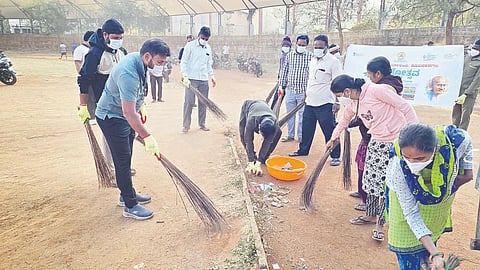 ಹೂವಿನಹಡಗಲಿ ತಾಲೂಕು ಕ್ರೀಡಾಂಗಣದಲ್ಲಿ ಪುರಸಭೆಯಿಂದ ಸ್ವಚ್ಛೋತ್ಸವ ನಡೆಯಿತು.