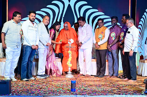 ತಿ.ನರಸೀಪುರ ಪಟ್ಟಣದ ಆಲಗೂಡು ಬಳಿಯಿರುವ ಎನ್‌ಕೆಎಫ್ ಪಬ್ಲಿಕ್ ಶಾಲೆಯಲ್ಲಿ ಆಯೋಜಿಸಲಾಗಿದ್ದ ವಾರ್ಷಿಕೋತ್ಸವವನ್ನು ವಾಟಾಳು ಮಠದ ಸಿದ್ದಲಿಂಗ ಶಿವಾಚಾರ್ಯ ಸ್ವಾಮೀಜಿ ಉದ್ಘಾಟಿಸಿದರು. ಎ.ಆರ್.ಕೃಷ್ಣಮೂರ್ತಿ, ಅಬ್ದುಲ್ ಅಜೀಜ್, ಎನ್.ಕೆ. ಫರೀದ್, ಸಯೀದ್ ಅಹಮ್ಮದ್, ಎಸ್.ಸಿ.ಶಿವಮೂರ್ತಿ, ಎಸ್.ಚಂದ್ರಶೇಖರ್ ಇತರರು ಇದ್ದರು.