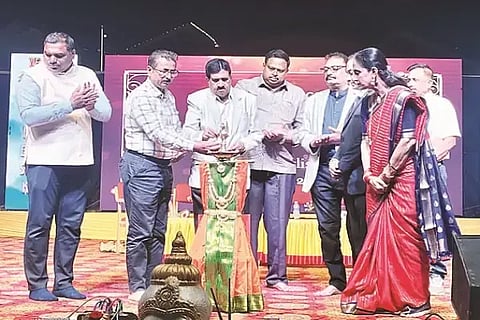  ಕಡೂರಿನ ಹೈವೇ ಇಂಗ್ಲೀಷ್ ಶಾಲೆಯಲ್ಲಿ ಏರ್ಪಡಿಸಿದ್ದ ಶಾಲಾ ವಾರ್ಷಿಕೋತ್ಸವವನ್ನು ಬಿಇಒ ಎಂ.ಎಚ್.ತಿಮ್ಮಯ್ಯ ಉದ್ಘಾಟಿಸಿದರು. ಬಿ.ಶಿವಕುಮಾರ್, ಡಾ. ದೀಪಕ್, ನಾರಾಯಣಸ್ವಾಮಿ, ಗುರುಪ್ರಸಾದ್, ಗಣೇಶ ಶಾಲಿಯಾನ ಇತರರಿದ್ದರು.
