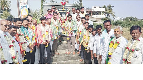 ಕಾರಟಗಿಯಲ್ಲಿ ನಿಜಶರಣ ಅಂಬಿಗರ ಚೌಡಯ್ಯ ಜಯಂತಿ ಆಚರಿಸಲಾಯಿತು. ಪುರಸಭೆ ಅಧ್ಯಕ್ಷ ಮಂಜುನಾಥ ಮೇಗೂರು, ಸದಸ್ಯ ಹಿರೇಬಸಪ್ಪ ಸಜ್ಜನ್, ಮುಖ್ಯಾಧಿಕಾರಿ ಸಾಬಣ್ಣ ಕಟ್ಟಿಕಾರ್, ನಿವೃತ್ತ ಪಿಎಸ್‌ಐ ಕೆ.ಮಲ್ಲಪ್ಪ ಇತರರಿದ್ದರು.