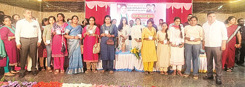 ಕುಣಿಗಲ್​ Period ತಾಲೂಕಿನಲ್ಲಿ ಹಮ್ಮಿಕೊಂಡಿದ್ದ ಋತುಸ್ರಾವ ಜಾಗೃತಿ ಕಾರ್ಯಕ್ರಮದಲ್ಲಿ ಡಾ.ಸುಮಾ ರಂಗನಾಥ್​ ಮಹಿಳೆಯರಿಗೆ ಮುಟ್ಟಿನ ಕಪ್​ ವಿತರಿಸಿದರು. ಶಾಸಕ ಡಾ.ರಂಗನಾಥ್​, ಡಿಎಚ್​ಒ ಡಾ.ಚಂದ್ರಶೇಖರ್​, ಟಿಎಚ್​ಒ ಡಾ.ಬಿ.ಎಚ್​.ಮರಿಯಪ್ಪ ಇದ್ದರು.