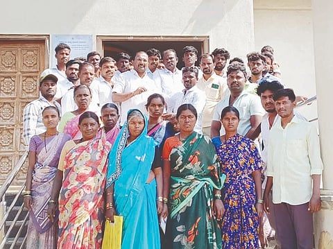 ಬಾದನಹಟ್ಟಿ ಗ್ರಾಮದಲ್ಲಿ ಸೂರಿಲ್ಲದ ಜನರಿಗೆ ನಿವೇಶ ಹಂಚಿಕೆ ಮಾಡುವಂತೆ ಒತ್ತಾಯಿಸಿ ಕುರುಗೋಡಿನಲ್ಲಿ ತಹಸೀಲ್ದಾರ್ ನರಸಪ್ಪಗೆ ತಾಲೂಕು ದಲಿತ ಸಂಘರ್ಷ ಸಮಿತಿ (ಡಿ.ಜಿ.ಸಾಗರ್ ಬಣ) ತಾಲೂಕು ಘಟಕದಿಂದ ಮನವಿ ಸಲ್ಲಿಸಲಾಯಿತು.