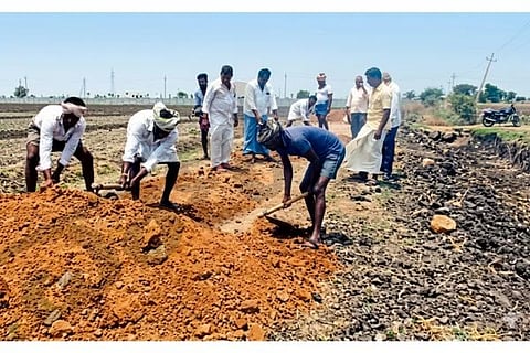 ಮುಷ್ಟುಗಟ್ಟೆ 1ಆರ್ ಕಾಲುವೆ ಪಕ್ಕದ ಸರ್ವಿಸ್ ರಸ್ತೆಗೆ ರೈತರು ಗ್ರಾವೆಲ್ ಹಾಕುತ್ತಿರುವುದು.