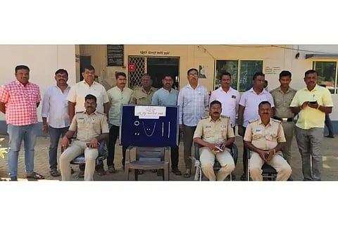 ಲಕ್ಷ್ಮೇಶ್ವರ ಪೋಲಿಸರು ಮನೆ ಕಳ್ಳತನ ಆರೋಪಿಯನ್ನು ಬಂಧಿಸಿ ಆಭರಣ ವಶಪಡಿಸಿಕೊಂಡಿರುವುದು.  