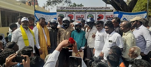 ಉಚಿತ ಹೆಲ್ಮೆಟ್ ವಿತರಣೆ Helmet