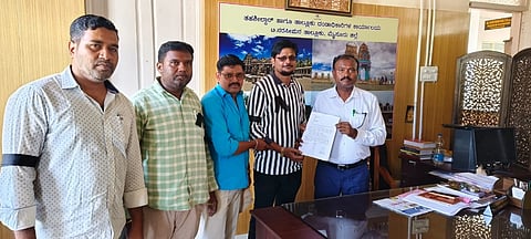 ತಿ.ನರಸೀಪುರ ಪಟ್ಟಣದ ತಾಲೂಕು ಕಚೇರಿಯಲ್ಲಿ ಆನ್‌ಲೈನ್ ಮೂಲಕ ನಡೆಯುತ್ತಿರುವ ಅನಧಿಕೃತ ಔಷಧ ಮಾರಾಟ ಹಾಗೂ ಮನೆ ಬಾಗಿಲಿಗೆ ಔಷಧ ವಿತರಣೆ ಸೇವೆ ನಿಯಂತ್ರಿಸುವಂತೆ ಆಗ್ರಹಿಸಿ ಔಷಧ ವ್ಯಾಪಾರಿಗಳು ತಹಸೀಲ್ದಾರ್ ಟಿ.ಜಿ.ಸುರೇಶಾಚಾರ್ ಅವರಿಗೆ ಮನವಿ ಪತ್ರ ಸಲ್ಲಿಸಿದರು. ಪೂಜಿತ್ ಮೆಡಿಕಲ್ಸ್ ಕುಮಾರ್, ಮಧು, ಮಂಜು ಇತರರು ಇದ್ದರು.