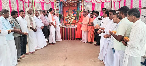 ತಿ.ನರಸೀಪುರ ತಾಲೂಕಿನ ಧರ್ಮಯ್ಯನಹುಂಡಿ ಗ್ರಾಮದಲ್ಲಿ ಬುಧವಾರ ಆಯೋಜಿಸಲಾಗಿದ್ದ ಬಸವ ಜಯಂತಿ ಕಾರ್ಯಕ್ರಮದಲ್ಲಿ ಗಣ್ಯರು ಬಸವೇಶ್ವರ ಪ್ರತಿಮೆಗೆ ಪೂಜೆ ಸಲ್ಲಿಸಿದರು. ಶ್ರೀ ಸಿದ್ದಲಿಂಗ ಶಿವಾಚಾರ್ಯ ಸ್ವಾಮೀಜಿ, ಶ್ರೀ ರಾಜಶೇಖರ ಸ್ವಾಮೀಜಿ, ಶಿವಕುಮಾರಸ್ವಾಮಿ, ಪ್ರಭು, ಲಿಂಗರಾಜು, ಸಿದ್ದಲಿಂಗಸ್ವಾಮಿ, ಚಿನ್ನಬುದ್ದಿ ಇತರರು ಇದ್ದರು.