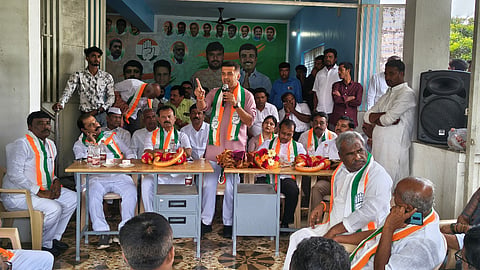 ಮುಳಬಾಗಿಲಿನ ಕಾಂಗ್ರೆಸ್​ Congress ಕಚೇರಿಯಲ್ಲಿ ಹಮ್ಮಿಕೊಂಡಿದ್ದ ಕಾರ್ಯಕರ್ತರ ಸಭೆಯಲ್ಲಿ ಎಐಸಿಸಿ ಕಾರ್ಯದರ್ಶಿ ಅಭಿಷೇಕ್​ ದತ್​ ಮಾತನಾಡಿದರು.