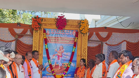 ಮುಳಬಾಗಿಲು ತಾಲೂಕು ಕಚೇರಿ ಮುಂಭಾಗದಲ್ಲಿ ಹಮ್ಮಿಕೊಂಡಿದ್ದ ನಿಜಶರಣ ಅಂಬಿಗರ ಚೌಡಯ್ಯ ಜಯಂತಿಯಲ್ಲಿ ತಹಸೀಲ್ದಾರ್​ ವಿ.ಗೀತಾ ,ನಿವೃತ್ತ ಪಿಎಸ್​ಐ ವಿ.ಸೀತಪ್ಪ, ಬೆಸ್ತ ಗಂಗಾಮತ ಸಂಘದ ತಾಲೂಕು ಅಧ್ಯಕ್ಷ ಕೆ.ನಾಗರಾಜ್​, ಕಾರ್ಯದರ್ಶಿ ಬಿ.ಸಿ.ಆನಂದ್​, ಖಜಾಂಚಿ ಎಂ. ನಾಗರಾಜ್​ ಇದ್ದರು. Jayanti