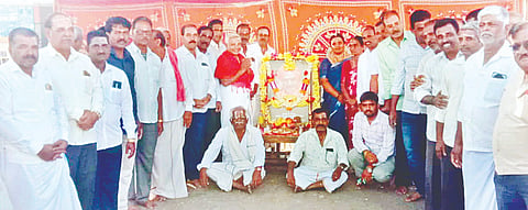 ಮಳವಳ್ಳಿ ಪಟ್ಟಣದ ಸಾರಿಗೆ ಬಸ್ ನಿಲ್ದಾಣದ ಬಳಿ ಬುಧವಾರ ವಿವಿಧ ವಿವಿಧ ವೀರಶೈವ ಲಿಂಗಾಯತ ಸಂಘ ಸಂಸ್ಥೆಗಳ ಸಹಯೋಗದಲ್ಲಿ ಹಮ್ಮಿಕೊಂಡಿದ್ದ ಸಿದ್ಧಗಂಗಾ ಮಠದ ಶ್ರೀ ಡಾ.ಶಿವಕುಮಾರ ಸ್ವಾಮೀಜಿ ಅವರ 7ನೇ ವರ್ಷದ ಪುಣ್ಯಸ್ಮರಣೆ ಕಾರ್ಯಕ್ರಮದಲ್ಲಿ ಶ್ರೀಗಳ ಭಾವಚಿತ್ರಕ್ಕೆ ಪುಷ್ಪಾರ್ಚನೆ ಮಾಡಿ ಪೂಜೆ ಸಲ್ಲಿಸಲಾಯಿತು. ತೊಟ್ಟಿಮನೆ ಚನ್ನಪ್ಪ, ವೃಷಬೇಂದ್ರಪ್ಪ, ಆರ್.ಚಂದ್ರಶೇಖರ್, ಜಗದೀಶ್, ಮಲ್ಲೇಶ್, ಗಜೇಂದ್ರ, ನಟರಾಜು, ಪರಶಿವಮೂರ್ತಿ ಇದ್ದರು.