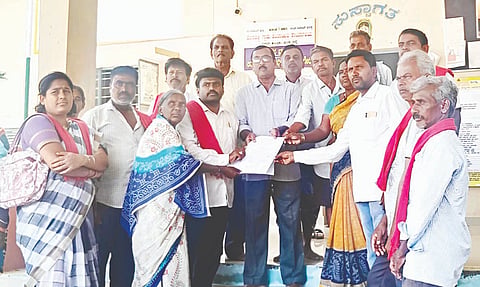 ಮಳವಳ್ಳಿ ತಾಲೂಕಿನ ಹೊಸಹಳ್ಳಿ ಗ್ರಾಮ ಪಂಚಾಯಿತಿ ಮುಂದೆ ಮಲ್ಲಿಕ್ಯಾತನಹಳ್ಳಿ ಹಾಗೂ ಬ್ಲಫ್ ಗ್ರಾಮಸ್ಥರು ತಮ್ಮ ಗ್ರಾಮಗಳಿಗೆ ಶುದ್ಧ ಕುಡಿಯುವ ನೀರು ಪೂರೈಸುವಂತೆ ಆಗ್ರಹಿಸಿ ಮಂಗಳವಾರ ಪ್ರಾಂತ ರೈತ ಸಂಘದ ಕಾರ್ಯಕರ್ತೆ ಜತೆಗೂಡಿ ಪ್ರತಿಭಟನೆ ನಡೆಸಿ ಗ್ರಾಮ ಕಾರ್ಯದರ್ಶಿ ಶಿವರಾಮು ರವರಿಗೆ ಮನವಿ ಸಲ್ಲಿಸಿದರು. ಭರತ್ ರಾಜ್, ಗುರುಸ್ವಾಮಿ, ವಿಷಕಂಠ, ನಂಜುಡಸ್ವಾಮಿ, ಸಿದ್ದರಾಜು, ಮಹದೇವಮ್ಮ, ಮಾದೇಶ, ವಿಮಲಾ, ನಾಗೇಂದ್ರಮೂರ್ತಿ ಇದ್ದರು.