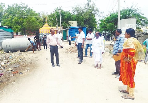 ಮಸ್ಕಿ ತಾಲೂಕಿನ ಗೌಡನಬಾವಿ ಗ್ರಾಮದಲ್ಲಿ ಕೈಗೊಂಡಿರುವ ಚರಂಡಿ ಕಾಮಗಾರಿಯನ್ನು ತಾಪಂ ಇಒ ಅಮರೇಶ ಪರಿಶೀಲಿಸಿದರು. ಸಹಾಯಕ ನಿರ್ದೇಶಕ ಸೋಮನಗೌಡ ಪಾಟೀಲ್, ಪಿಡಿಒ ವಸಂತ ಗೀತಾ ಇದ್ದರು.