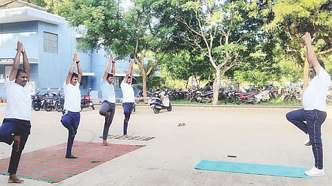 ಮುನಿರಾಬಾದ್ ಠಾಣೆ ಆವರಣದಲ್ಲಿ ಹಮ್ಮಿಕೊಂಡಿದ್ದ ಅಂತಾರಾಷ್ಟ್ರೀಯ ಯೋಗ ದಿನ ಕಾರ್ಯಕ್ರಮದಲ್ಲಿ ಪಿಎಸ್‌ಐ ಮಲ್ಲಪ್ಪ ಹಾಗೂ ಸಿಬ್ಬಂದಿ ಯೋಗಾಭ್ಯಾಸ ಮಾಡಿದರು.
