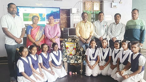 ಮುನಿರಾಬಾದ್ ಸಮೀಪದ ಹಿಟ್ನಾಳ ಗ್ರಾಮದ ಡಾ.ಬಿ.ಆರ್.ಅಂಬೇಡ್ಕರ್ ವಸತಿ ಶಾಲೆಯಲ್ಲಿ ಅಂಬಿಗರ ಚೌಡಯ್ಯ ಜಯಂತಿ ಆಚರಿಸಲಾಯಿತು. ಪ್ರಾಚಾರ್ಯ ಶಿವಸಂಗಯ್ಯ ಹಿರೇಮಠ, ಶಿಕ್ಷಕರಾದ ಜಿಲಾನಿಸಾಬ್, ಶಿವಪ್ಪ ಹಂದ್ರಾಳ, ಪ್ರೀತಿ ಚುಳಕಿ ಇತರರಿದ್ದರು.