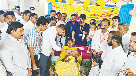 ನಂಜನಗೂಡು ನಗರದ ತಾಲೂಕು ಆಸ್ಪತ್ರೆಯಲ್ಲಿ ಶಾಸಕ ದರ್ಶನ್ ಧ್ರುವನಾರಾಯಣ ಮಗುವಿಗೆ ಲಸಿಕೆ ಹಾಕುವ ಮೂಲಕ ಪಲ್ಸ್ ಪೋಲಿಯೋ ಕಾರ್ಯಕ್ರಮಕ್ಕೆ ಚಾಲನೆ ನೀಡಿದರು.