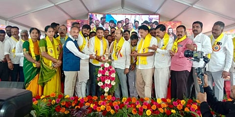 ನಂಜನಗೂಡು ನಗರದ ಶ್ರೀ ನಂಜುಂಡೇಶ್ವರ ಸ್ವಾಮಿ ದೇವಾಲಯದ ಆವರಣದಲ್ಲಿ ಶ್ರೀ ಕನಕದಾಸರ 538ನೇ ಜಯಂತಿ ಕಾರ್ಯಕ್ರಮವನ್ನು ವಿಧಾನ ಪರಿಷತ್ ಸದಸ್ಯ ಡಾ.ಯತೀಂದ್ರ ಸಿದ್ದರಾಮಯ್ಯ ಹಾಗೂ ಶಾಸಕ ದರ್ಶನ್ ಧ್ರುವ ನಾರಾಯಣ ಉದ್ಘಾಟಿಸಿದರು. 