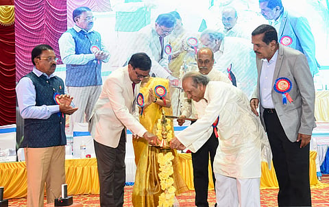 ನಂಜನಗೂಡಿನ ಖಾಸಗಿ ಕಲ್ಯಾಣ ಮಂಟಪದಲ್ಲಿ ಭಾರತ್ ವಿಕಾಸ್ ಆಂಗ್ಲ ಮಾಧ್ಯಮ ಪ್ರೌಢಶಾಲೆಯ 25ನೇ ವರ್ಷದ ಬೆಳ್ಳಿ ಹಬ್ಬ ಹಾಗೂ ಶಾಲಾ ವಾರ್ಷಿಕೋತ್ಸವವನ್ನು ನಿವೃತ್ತ ಪ್ರಾಧ್ಯಾಪಕ ಸೂರ್ಯನಾರಾಯಣಸ್ವಾಮಿ ಉದ್ಘಾಟಿಸಿದರು. ಅಧ್ಯಕ್ಷ ಬಿ.ಯೋಗೀಶ್, ಎಂ. ಎನ್. ಶ್ರೀಧರ್, ಬಸವರಾಜು, ನಿರ್ದೇಶಕ ಜಿ.ಎಸ್. ಶೇಖರಪ್ಪ, ಶಿಕ್ಷಕಿ ಭಾರತಿ ಇತರರಿದ್ದರು.  