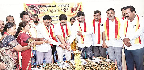 ನಗರದ ಗುರುಭವನದಲ್ಲಿ ಭಾವಗೀತೆ ಸ್ಪರ್ಧೆಗೆ ಶಾಸಕ ದರ್ಶನ್ ಚಾಲನೆ ನೀಡಿದರು. ಕಳಲೆ ಕೇಶವಮೂರ್ತಿ, ಸಿ.ಎಂ.ಶಂಕರ್,  ಲತಾ ಮುದ್ದುಮೋಹನ್, ನಾಗೇಶ್ ರಾಜ್, ಕುರಹಟ್ಟಿ ಮಹೇಶ್, ಶ್ರೀಕಂಠಸ್ವಾಮಿ, ಇತರರಿದ್ದ