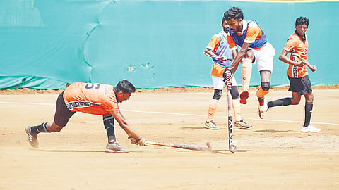 ನಾಪೋಕ್ಲು ಕೆಪಿಎಸ್ ಶಾಲೆಯ ಜನರಲ್ ಕೆ.ಎಸ್.ತಿಮ್ಮಯ್ಯ ಕ್ರೀಡಾಂಗಣದಲ್ಲಿ ಭಾನುವಾರ ನಡೆದ ಕೊಡವ ಕೌಟುಂಬಿಕ ಹಾಕಿಯ ಪಂದ್ಯಾವಳಿಯಲ್ಲಿ ರೋಚಕ ಕ್ಷಣಗಳು.
