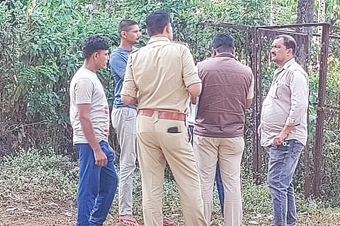 ಬೇತು ಗ್ರಾಮದ ಕೂಡು ರಸ್ತೆಯಲ್ಲಿ ಪೊಲೀಸರಿಂದ ಕಾರ್ಯಾಚರಣೆ 
