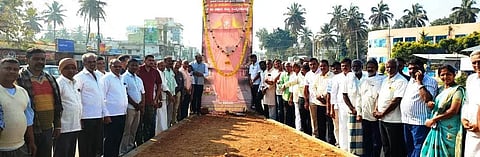 ಪಾಂಡವಪುರ ತಾಲೂಕು ವೀರಶೈವ ಮಹಾಸಭಾದ ವತಿಯಿಂದ ಬುಧವಾರ ಸಿದ್ದಗಂಗಾ ಶ್ರೀ ಡಾ.ಶಿವಕುಮಾರ ಸ್ವಾಮೀಜಿ 7ನೇ ವರ್ಷದ ಪುಣ್ಯಸ್ಮರಣೆ ಆಚರಿಸಲಾಯಿತು. ತಾಳಶಾಸನ ಆನಂದ್, ಕಾಳೇನಹಳ್ಳಿ ಶಿವಕುಮಾರ್ ಇತರರು ಇದ್ದರು.