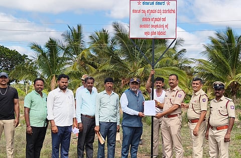 ಪಾಂಡವಪುರ ತಾಲೂಕಿನ ಕನಗನಹಳ್ಳಿ ಬಳಿ ಅಗ್ನಿಶಾಮಕ ಠಾಣೆ ನಿರ್ಮಾಣಕ್ಕಾಗಿ ತಹಸೀಲ್ದಾರ್ ಬಸವರಡ್ಡೆಪ್ಪ ರೋಣದ 2 ಎಕರೆ ಸರ್ಕಾರಿ ಭೂಮಿಯನ್ನು ಅಗ್ನಿಶಾಮಕ ಇಲಾಖೆಗೆ ಹಸ್ತಾಂತರಿಸಿದರು. ಪಿ.ಚಂದನ್, ಬಿ.ಎಂ.ರಾಘವೇಂದ್ರ, ಚಂದ್ರಶೇಖರ್ ಮಾದರ್ ಇದ್ದರು.