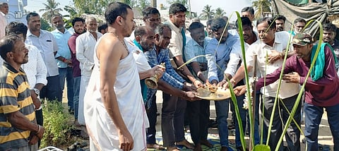 ಪಾಂಡವಪುರ ತಾಲೂಕಿನ ಟಿ.ಎಸ್.ಛತ್ರ ಗ್ರಾಮದಲ್ಲಿ ಎಸ್‌ಇಪಿ ಅನುದಾನದಲ್ಲಿ 50 ಲಕ್ಷ ರೂ. ವೆಚ್ಚದ ಕಾಂಕ್ರೀಟ್ ರಸ್ತೆ ಮತ್ತು ಚರಂಡಿ ನಿರ್ಮಾಣ ಕಾಮಗಾರಿಗೆ ಶಾಸಕ ದರ್ಶನ್ ಪುಟ್ಟಣ್ಣಯ್ಯ ಭೂಮಿಪೂಜೆ ನೆರವೇರಿಸಿದರು. ಪಿಡಿಒ ಮಹೇಶ್‌ಕುಮಾರ್, ಅಶ್ವತ್ಥ್ ಇತರರು ಇದ್ದರು.