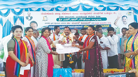 ಶಿರಾ ತಾಲೂಕಿನ ನಂದಿನಿ ಕ್ಷೀರ ಭವನದಲ್ಲಿ ಹಮ್ಮಿ economic devlpoment ಕೊಂಡಿದ್ದ ಕಾರ್ಯಕ್ರಮದಲ್ಲಿ ಜಾನುವಾರುಗಳ ಮರಣ ವಿಮೆ ಪರಿಹಾರ ವಿತರಿಸಲಾಯಿತು. ವಿಧಾನಪರಿಷತ್​ ಸದಸ್ಯ ಚಿದಾನಂದ್​ ಎಂ.ಗೌಡ, ದಿಶಾ ಸಮಿತಿ ಸದಸ್ಯ ಮದಲೂರು ಮೂರ್ತಿ, ಮುಖಂಡ ಆರ್​.ಉಗ್ರೇಶ್​, ಸಮಾಜಸೇವಕ ಶ್ರೀರಾಮೇಗೌಡ ಇದ್ದರು.
