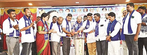 ಬಾಳ್ಳುಪೇಟೆಯಲ್ಲಿ ಆಯೋಜಿಸಿದ್ದ ಅಂಬೇಡ್ಕರ್ ಜಯಂತಿಯನ್ನು ಶಾಸಕ ಸಿಮೆಂಟ್ ಮಂಜು ಉದ್ಘಾಟಿಸಿದರು. ಮಾಜಿ ಶಾಸಕ ಎಚ್.ಕೆ ಕುಮಾರಸ್ವಾಮಿ, ಬಿ.ಆರ್.ಗುರುದೇವ್ ಇತರರಿದ್ದರು.