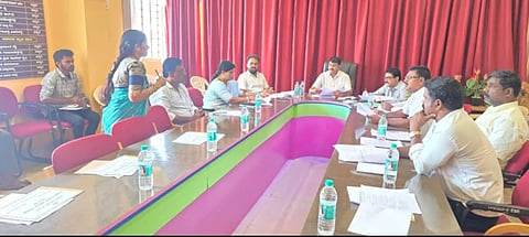 ಶಿಕಾರಿಪುರದಲ್ಲಿ ಗ್ಯಾರಂಟಿ ಅನುಷ್ಠಾನ ಸಮಿತಿ ತಾಲೂಕು ಅಧ್ಯಕ್ಷ ನಾಗರಾಜ್​ ಗೌಡ ಅಧ್ಯಕ್ಷತೆಯಲ್ಲಿ ಪ್ರಗತಿ ಪರಿಶೀಲನಾ ಸಭೆ ನಡೆಯಿತು. ಉಮೇಶ್​ ಕವಲಿ, ಹುಲ್ಮಾರ್​ ಶಿವು, ಸತೀಶ್​, ಲೋಕಪ್ಪ ಇತರರಿದ್ದರು.